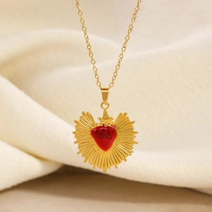 Elegante collana in acciaio placcato oro 18K con ciondolo a cuore in smalto rosso e raggiera