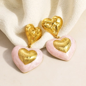 Boucles d'oreilles cœur en acier plaqué or 18K avec texture émaillée marbre rose