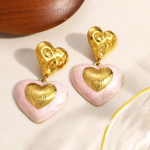 Vue détaillée des boucles d'oreilles cœur plaquées or 18 carats avec émail rose marbré