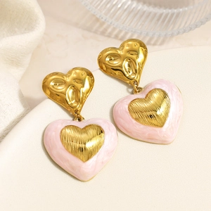Boucles d'oreilles cœur vintage en émail marbré rose et finition dorée texturée