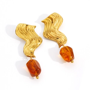 Boucles d'oreilles dorées ondulées avec pendentif en résine ambrée au design fluide