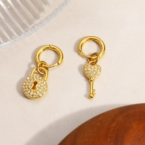 Boucles d'oreilles asymétriques dorées en acier avec pendentifs cadenas et clé