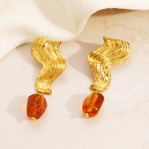 Boucles d'oreilles dorées en acier ondulé avec pendentifs en résine ambrée sur pierre