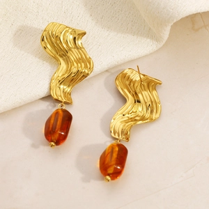 Boucles d'oreilles rétro en acier doré avec motif ondulé et pendentif résine ambre