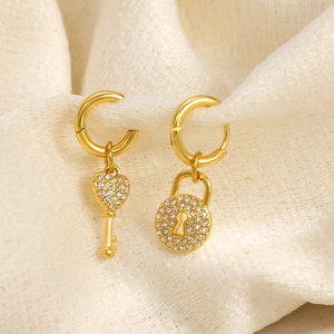 Boucles d'oreilles en acier doré 18K avec breloques serrure et clé serties de cristaux