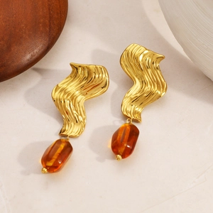 Boucles d'oreilles dorées en acier inoxydable avec pendentifs en résine ambrée