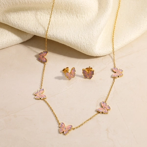 Schmuckset aus 18K vergoldetem Edelstahl mit Schmetterlingen in lila Farbverlauf