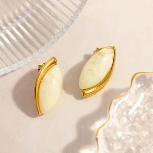 Vergoldete Edelstahl-Ohrstecker in Marquise-Form mit marmorierter Harzeinlage