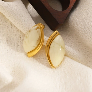 Detail von 18K Goldtropfen-Ohrringen mit eleganter Marmorharz-Einlage und poliertem Finish
