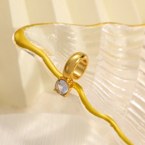Dettaglio ravvicinato dell'orecchino a clip a forma di C placcato oro 18k con zircone