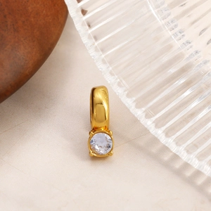 Elegante orecchino a cerchio a forma di C placcato oro 18K con uno zircone solitario