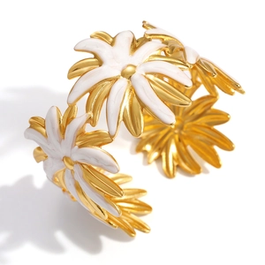 Double-layer asymmetric daisy flower open bracelet in 18k gold plated stainless steel