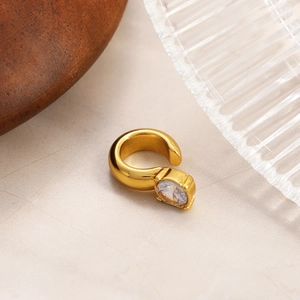 Orecchino a clip a forma di C in acciaio inossidabile placcato oro 18k con zircone lucido