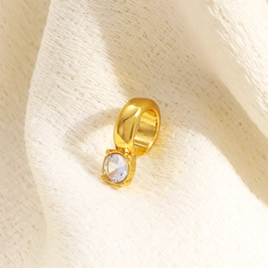 Eleganti orecchini a C placcati in oro 18K con intarsio di zircone rotondo lucido