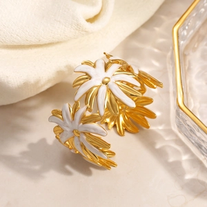 Adjustable 18K gold plated stainless steel bracelet with white daisy floral charms
