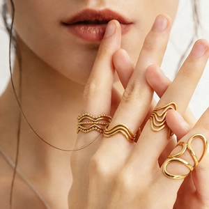 Bague Ondulée Ajustable en Acier Inoxydable Plaqué Or 18K pour Femme Bijoux de Mode Étanches Bague Ouverte Minimaliste Cadeau