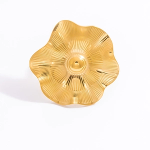 Detailed close-up of a 18K gold plated clover flower ring with textured metal petals