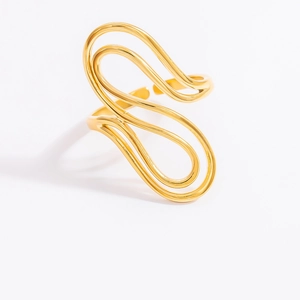 Détail de la bague ajustable en acier inoxydable doré au design ondulé multicouche