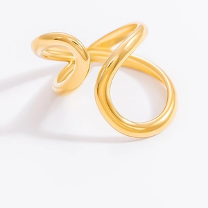 Vue macro de la bague ondulée plaquée or 18 carats au design sculptural fluide minimaliste