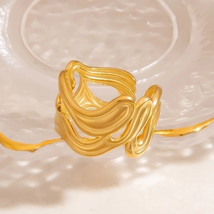 Bague ouverte plaquée or 18 carats avec design fluide abstrait et finition polie