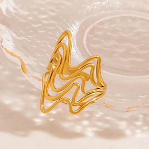 Bague minimaliste en acier inoxydable plaqué or 18 carats avec lignes fluides creuses