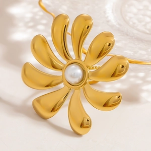 18K gold plated stainless steel flower ring with natural stone pearl inlay