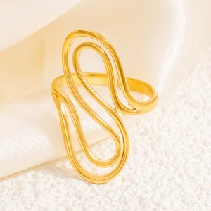 Détail d'une bague dorée ondulée en acier inoxydable avec un design ouvert réglable