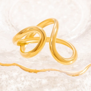 Bague moderne minimaliste en acier inoxydable doré avec un design croisé élégant