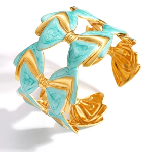 Bracelet jonc ouvert doré avec nœuds ajourés et finition en émail marbré bleu clair