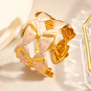 Bracelet manchette en acier doré avec nœuds en émail rose marbré pour femme