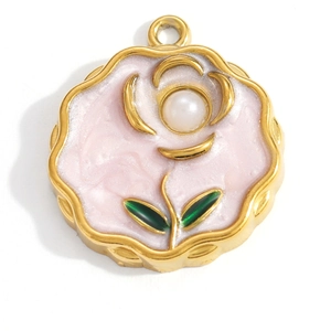 Dettaglio del ciondolo a forma di rosa in smalto rosa con bordi dorati e perla centrale