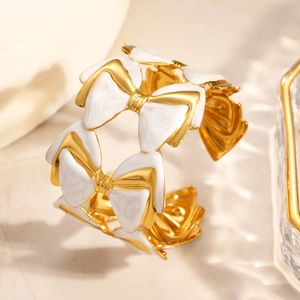 Bracelet jonc ouvert en acier doré avec motifs papillons évidés et émail blanc chic