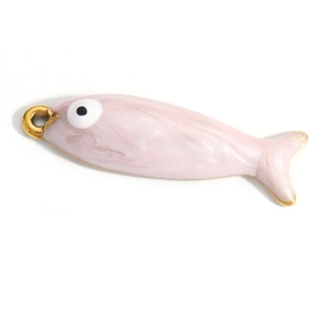 Dettaglio di un ciondolo a forma di pesce con smalto rosa perlato e anello d'oro