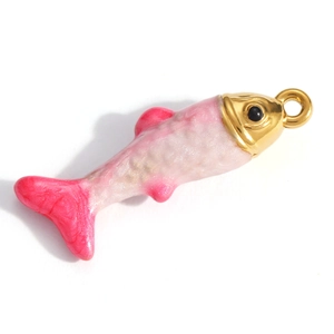 Dettaglio del ciondolo a forma di pesce con testa in metallo dorato e corpo perlato rosa