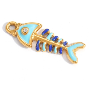 Dettaglio del ciondolo a lisca di pesce dorato con smalto blu e occhio in zircone lucido
