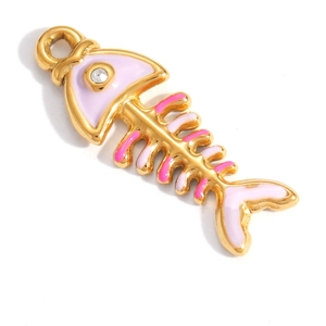 Dettaglio del ciondolo a lisca di pesce con smalto rosa e occhio di zircone bianco lucido