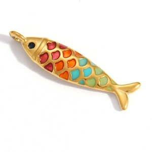Dettaglio di un ciondolo a forma di pesce in smalto colorato con base in metallo dorato