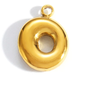 Dettaglio di un ciondolo a forma di ciambella placcato oro 18K con finitura a specchio lucida