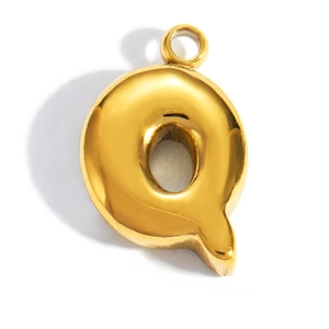 Macro del ciondolo a lettera Q a bolla placcato oro 18K con finitura a specchio