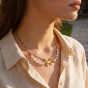 Halskette Aus Edelstahl Mit Hohlem Schmetterlingsanhänger Und Künstlichen Künstliche Perlen 18K Vergoldet Eleganter Damenschmuck