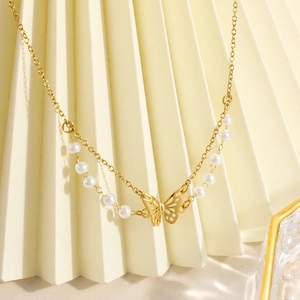 Minimalistische 18K vergoldete Edelstahlkette mit Perlen und Schmetterlingsanhänger Design