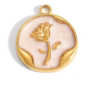 Dettaglio di un ciondolo floreale rotondo con rilievi dorati e smalto rosa perla per collane