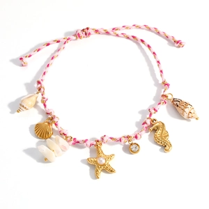 Detalle de pulsera tejida rosa tema océano con dijes dorados de caballito de mar y estrella
