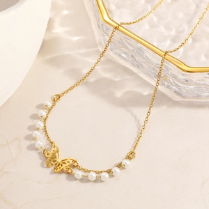 Elegante 18K vergoldete Halskette mit hohlem Schmetterlingsanhänger und weißen Perlen