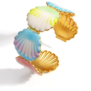 Bracelet jonc en acier doré avec breloques coquillages en émail coloré thème mer