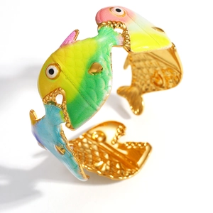 Détail macro du bracelet ouvert poisson tropical avec émail arc-en-ciel et écailles dorées