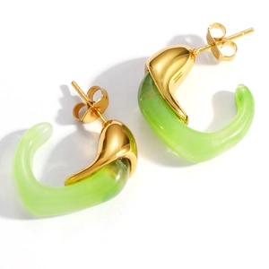 Detalle de pendientes en forma de C bañados en oro de 18k con resina verde claro traslúcida