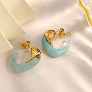 Pendientes en C de acero inoxidable con piedra de mármol azul claro y baño de oro de 18K