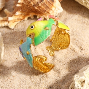 Détail du bracelet émaillé aux poissons tropicaux plaqué or 18 carats sur sable