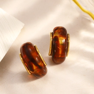 Vintage 18k gold plated C-shaped resin earrings with amber texture in a classic Maillard style